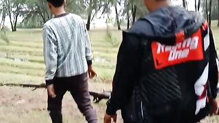lagi jalan di pantai