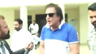Khalil-ur-Rehman among journalists, answering questions