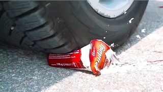 Esmagando Coisas Crocantes e Macias de Carro! EXPERIMENTE CARRO vs Bolas Antiestresse
