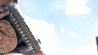 عنوان شخص يضرب الطبل