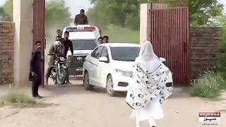 PTI's Zartaj Gul house raided by police | Zartaj Gull in action | Pakistan News | Latest News