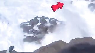 समुद्र_की_तेज_लहरों_में_फंसा_आदमी_????????(480p).