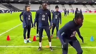 Mbappé_impressionné_par_le_style_Konaté_