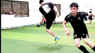 Cách_đi_bóng_dính_chân_như_Messi!__#actionc_#short_#football_#footballshorts(720p).