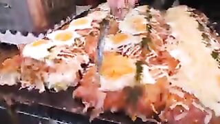 The Street Food with Long Lines: Just How Delicious Are Egg and Bacon Pancakes? 2