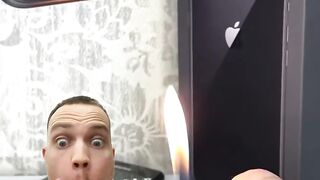 Он сжег свой айфон!