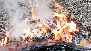 Bakar sampah dan menghangatkan badan