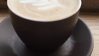 menikmàti secangkir kopi capucino di cuaca dingin dingin