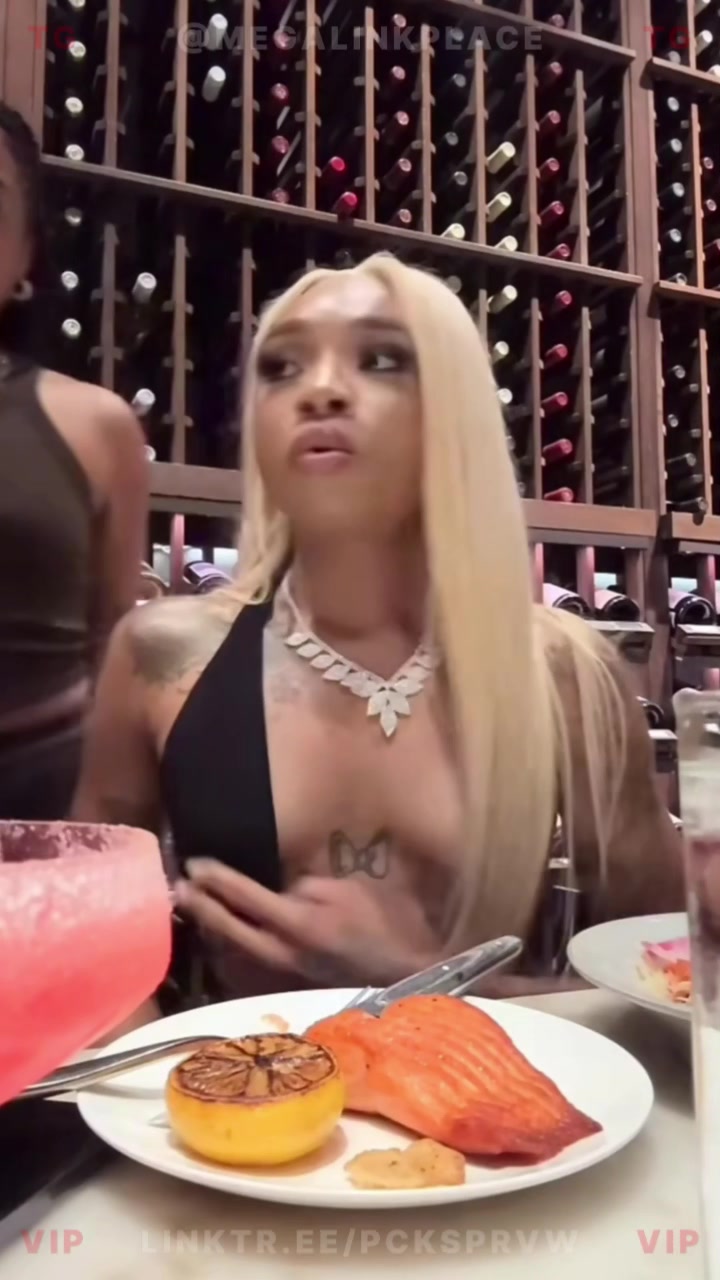 BOOBS SLIPS ON RESTAURANT:) - Febspot