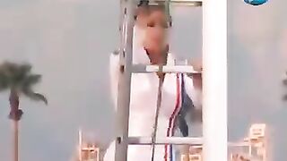 خاتون نے زمین سے سینکڑوں فٹ بلندی پر فضا میں خطرناک جمناسٹک کا مظاہرہ کر