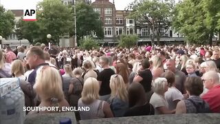 Police clash with violent crowd the day after 3  killed in UK stabbing.