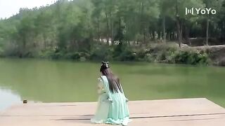 The girl met a little girl, but she is an ancient divine sword