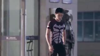 美女教官當街教訓叛徒學員，不料半路殺出個強力幫手，瞬間吊打美女教官一腳就擊中她的要害！