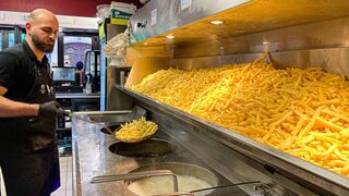 A hidden restaurant in Paris! Hamburger fast food restaurant famous for Belgian fries