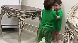 بچوں کی میٹھی میٹھی لڑائ