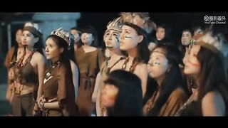 A poor boy accidentally enters a female tribe, catching the queen's eye, leading his life to a peak.