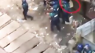 পুলিশের হাত থেকে সাদারন ছাত্রকে। ছাত্রলীগ