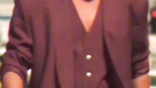 Shah Rukh Khan Walk????