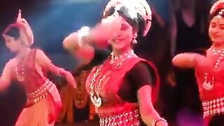 ডোনা এবং সানা গাঙ্গুলী এর নাচ। Dona & Sana Ganguly Dance