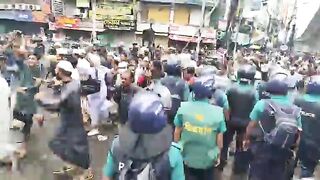 পুলিশি বাধা অপেক্ষা করে মাঠে জামাতি ইসলাম