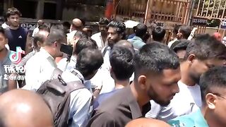 ছাত্র ছাত্রীদের জন্য শিক্ষিকারা এবার মাঠে নামছে