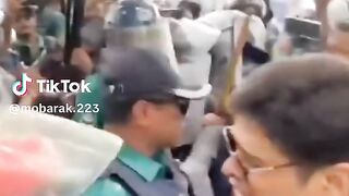 পুলিশের   গাড়ি আটকালো আইনজীবীরা