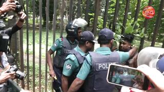 ঘাড় ধরে টেনে হিচড়ে এক শিক্ষার্থীকে গাড়িতে তুললো পুলিশ