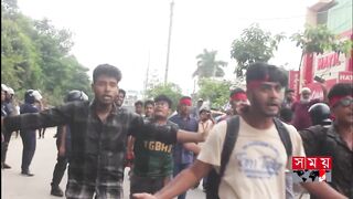 পুলিশ মেয়েদের গায়ে হাত তুললো