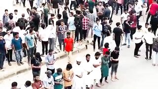 কোটা আন্দলোনের মাঝ খানে নামাজ পড়তাছে GOIlQuota Andolan 2024