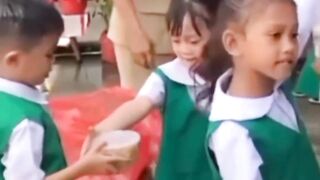 children girl kiss boy????????