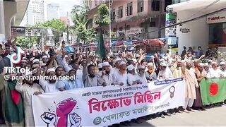 প্রধানমন্ত্রী দশ ছেড়ে পালালো