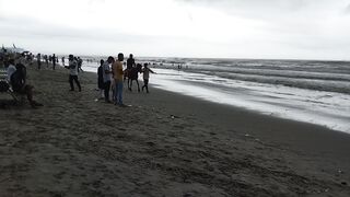 ঘোড়ার পিঠে উঠে এটা কি হলো।
