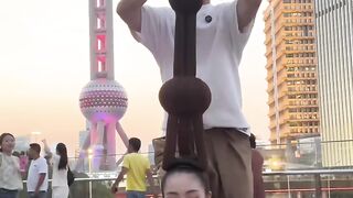 You will be surprised to see the Chinese girl's hair