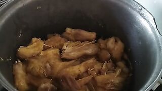 UMA(1) DAS FORMAS EFICIENTE - PARA A CULINÁRIA COZINHAR DO ''BOMBOO'' ~ PREPARO DE ASSADO DE BOMBOO EM PANELA COM SALADA SIMPLES