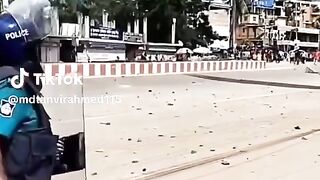 পুলিশের মাথা ঠিক নাই, ????????????????