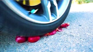 ¡Aplastando cosas crujientes y suaves en coche! PRUEBA COCHE vs GLOBO DE AGUA GIGANTE ORBEEZ