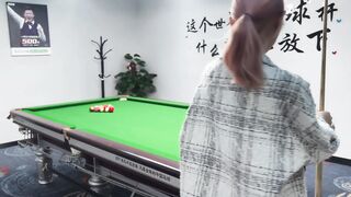 Change to the billiard hall's box and play a game with the beautiful billiard player