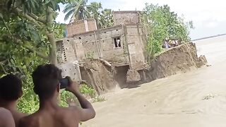 নদীর ভাঙ্গন।