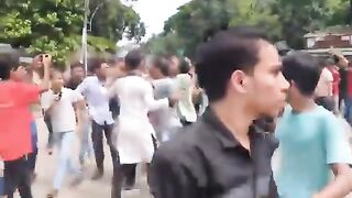 এই মুহুর্তের ঢাকা বিশ্ববিদ্যালয়! টোকাই লীগ দেরকে
