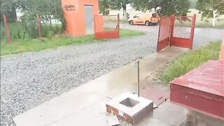 বৃষ্টির দিন গুলো খুব মিচ কোরছি
