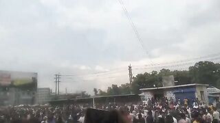 গার্মেন্টস শ্রমিকরা দেশ স্বাধীনের লড়াইয়ে নেমে এসেছে।