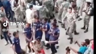 ছাত্ররা পুলিশকে নাগিন ডান্স দেওয়াচ্ছে