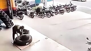 ছেলেটি মেয়েটাকে একা পেয়ে কি করলো
