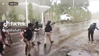 পুলিশ নির্বিচারে গুলি করতেছে সিলেটে