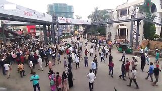 সিলেটে আন্দোলনকারীদের সাথে পুলিশের পাল্টাপাল্টি ধাওয়া