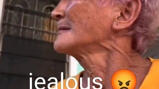 Nenek keles cemburu..pilih aku atau dia