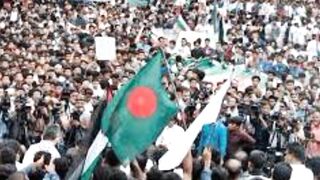 LIVE দেশ ছেড়েছেন শেখ হাসিনা রাজপথে মানুষের ঢাল।