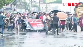 বৃষ্টি উপেক্ষা করে শিক্ষার্থীদের মিছিল