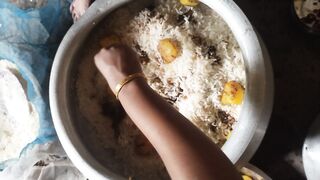 বিরিয়ানি কি করে তৈরি করে দেখুন