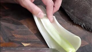 In fact, fish can also be blanched, which is convenient and quick. You can do this when you don’t want to use the steamer